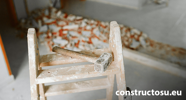 Demolare și strângerea molozului.