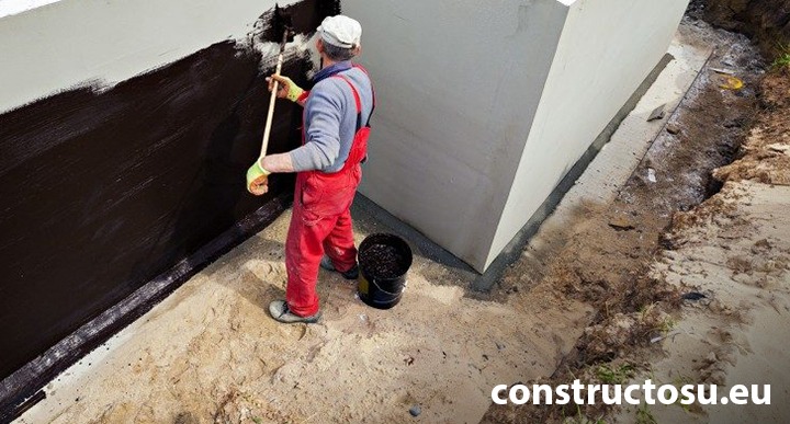 Curățenia necesară pentru lucrările de hidroizolație a unui demisol sau a unei fundații din beton.