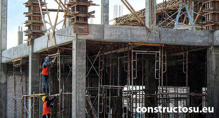 Stâlp structural construit din beton armat la clădire multietajată.