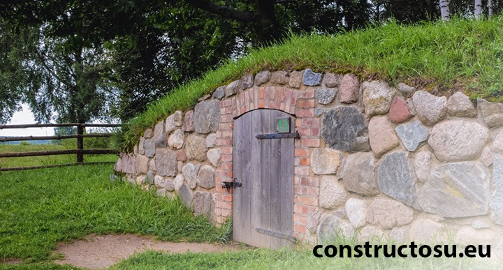 Intrare secundară pentru un beci din piatră