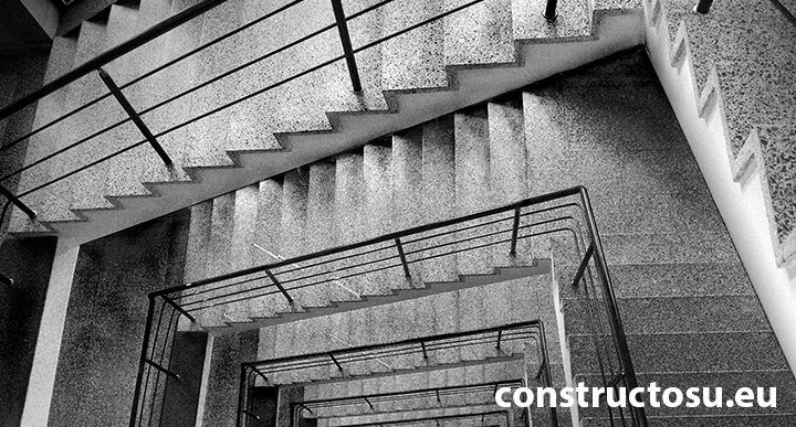 Balustradă metalică amplasată pe casa scărilor, în interiorul unei cladiri multietajate