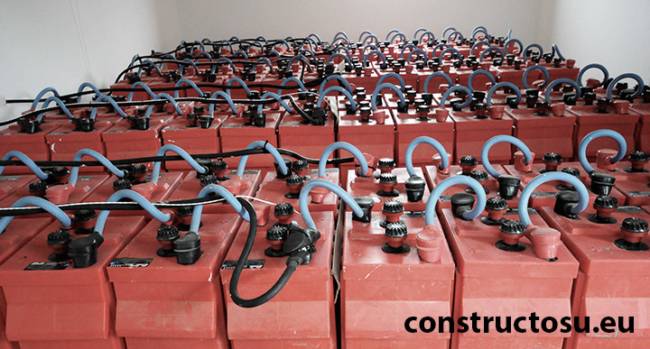 Banc mare de baterii montate pe pardoseală