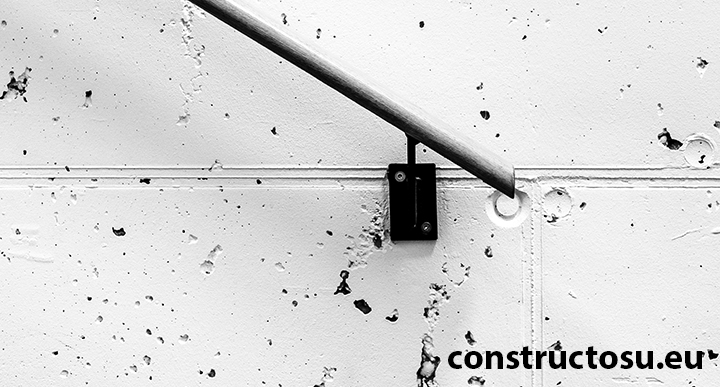 Balustradă de oțel prinsă într-un zid de beton