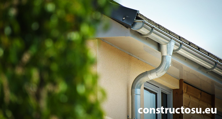 Streașină la o clădire cu burlan