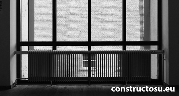 Calorifer lung amplasat sub o fereastră mare