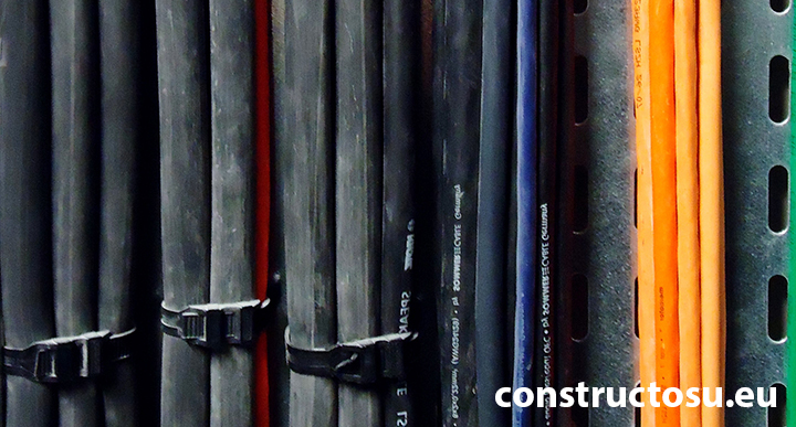 Cabluri electrice montate, grupate și fixate cu coliere pe o tavă din oțel galvanizat