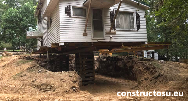 Casă fără demisol, ridicată pentru începerea construcției