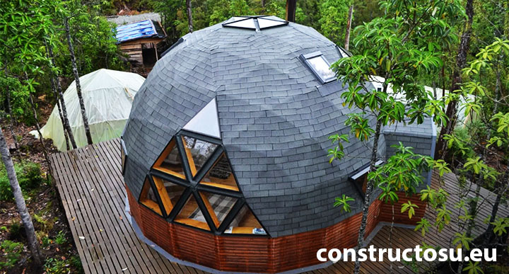 O căsă în păduse, sub formă de geodome.