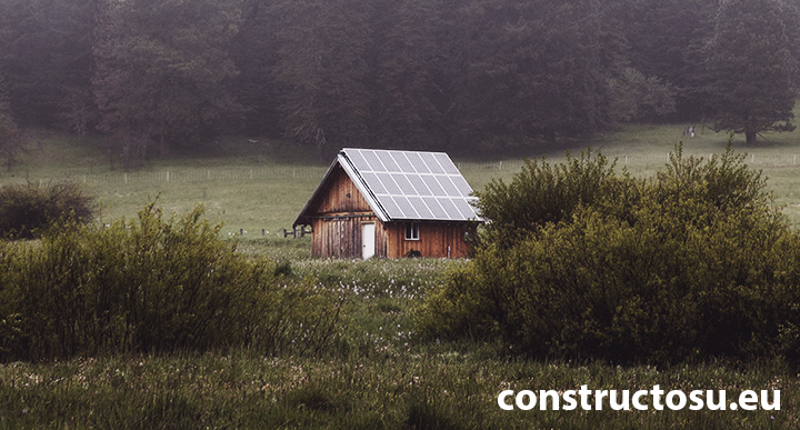Casă off grid cu acoperișul plin de panouri fotovoltaice