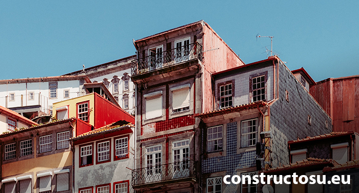 Case înguste pe teren cu lățime mică