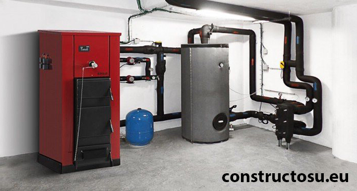 Sistem centralizat de încălzire pe lemne, amplasat în spațiul de la demisol