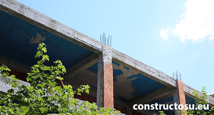 Clădire prost construită cu stâlp tencuit