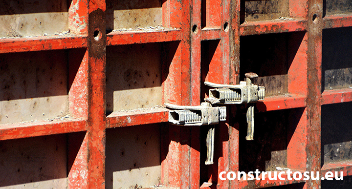 Cofraj metalic folosit la turnarea betonului pe șantier