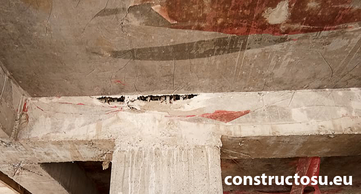 Construcție de beton cu goluri și armătura expusă