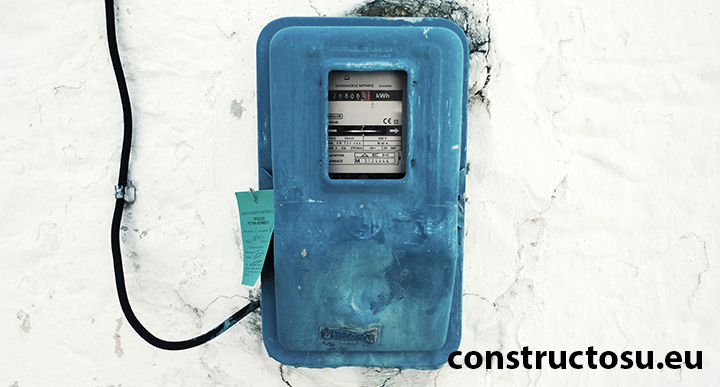 Contor vechi la o casă din mediul rural