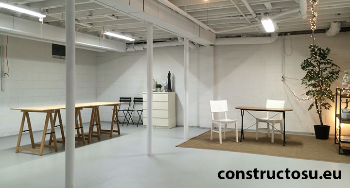 Demisol construit din bolțari de beton, cu spațiu deschis, fără pereți interiori