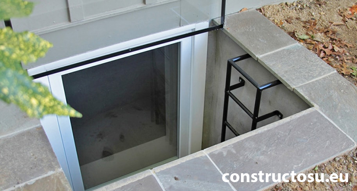 Fereastră subsol cu scară de evacuare în caz de urgență