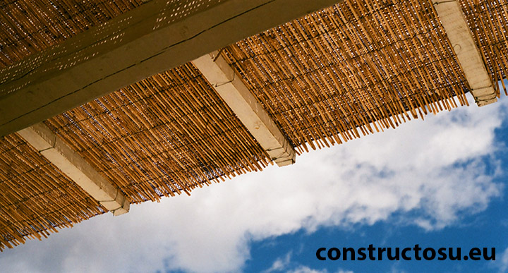 Foișor de lemn acoperit cu stuf