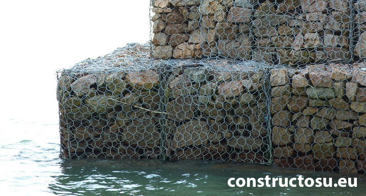 Plase cu pietre în apă