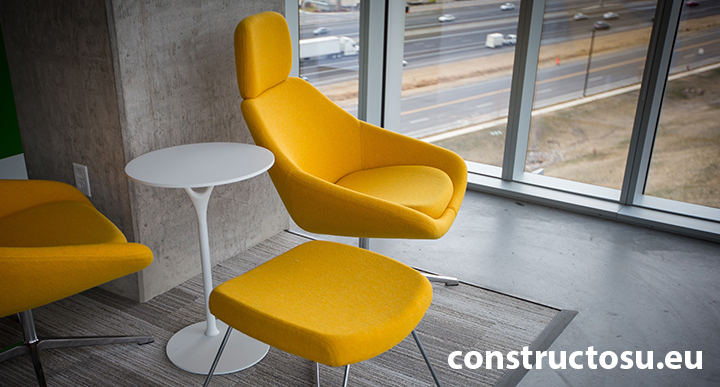 Cameră cu ferestre pe tot peretele