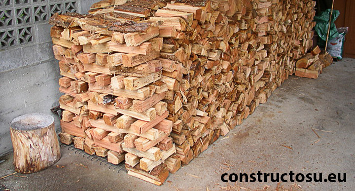 Lemn de foc pus la uscat în interiorul unei clădiri