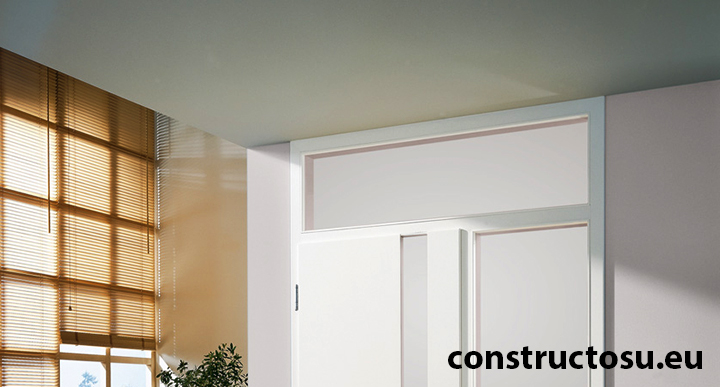 Fereastră de sticlă deasupra ușii