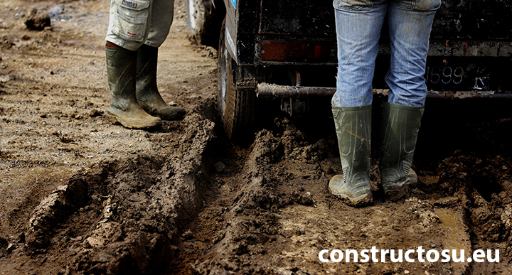 Șantier - urme de cizme și cauciucuri în noroi