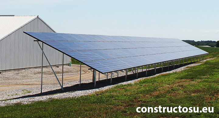 Panouri solare amplasate în câmp