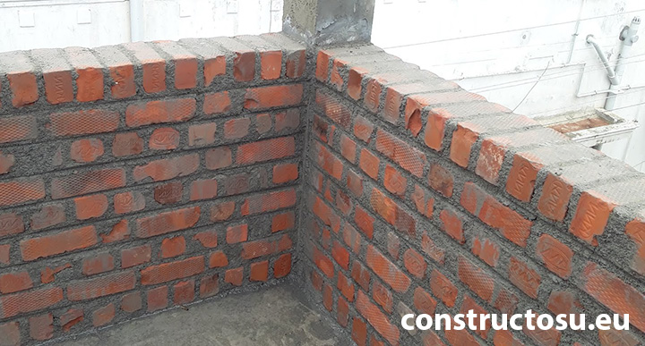 Parapet din cărămidă plină zidită, încă în faza de construcție.
