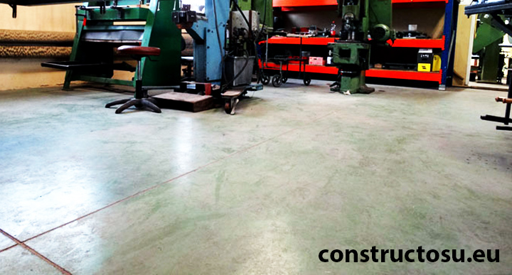 Pardoseala de beton al unui atelier meșteșugăresc