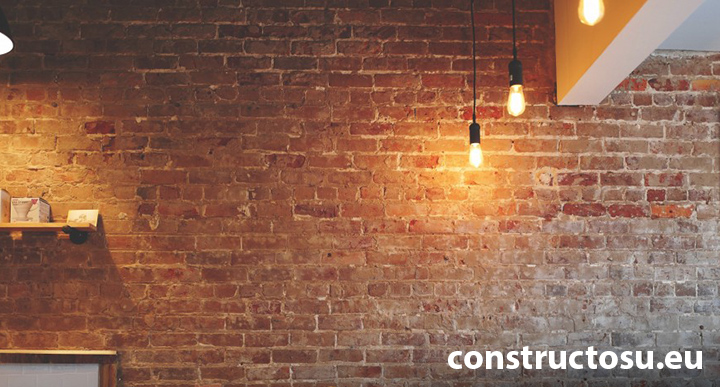 Cameră cu perete din cărămidă expusă