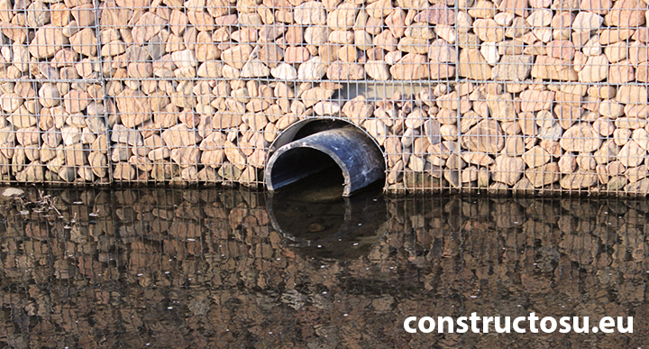 Zidul unei construcții hidrografice