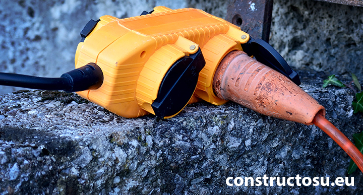 Prelungitor electric cu prize industriale de culoare orange pentru protecție la exterior