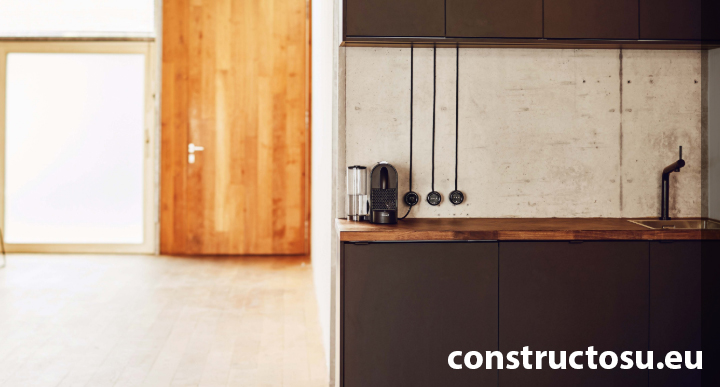 Prize amplasate deasupra blatului de la bucătărie