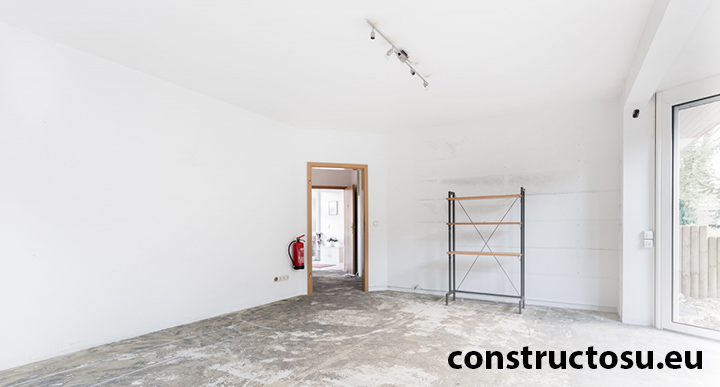 Cameră mare cu pardoseala în construcție