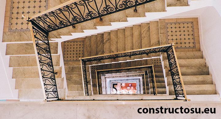 Privire de sus în casa unei scări