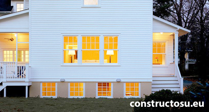 Spațiu de locuit amplasat la demisol într-o casă de lemn