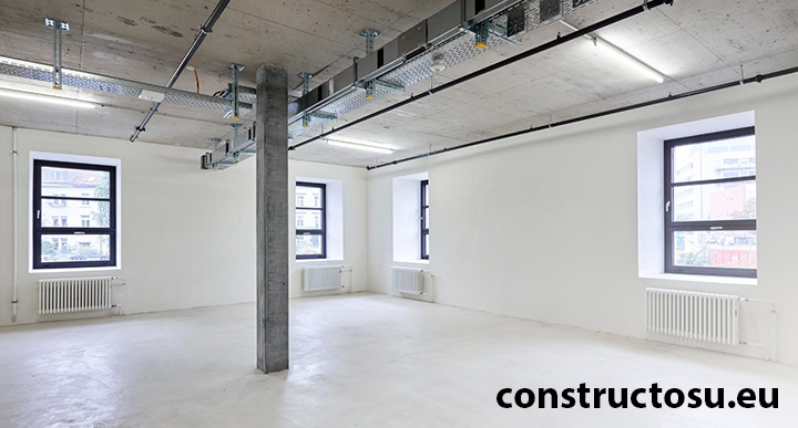 Stâlp de susținere, amplasat într-o clădire de beton armat