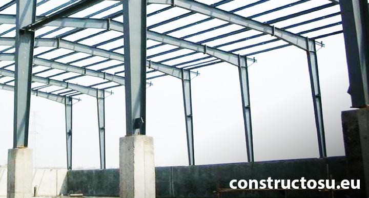 Stâlpul unei structuri mari de oțel și beton armat