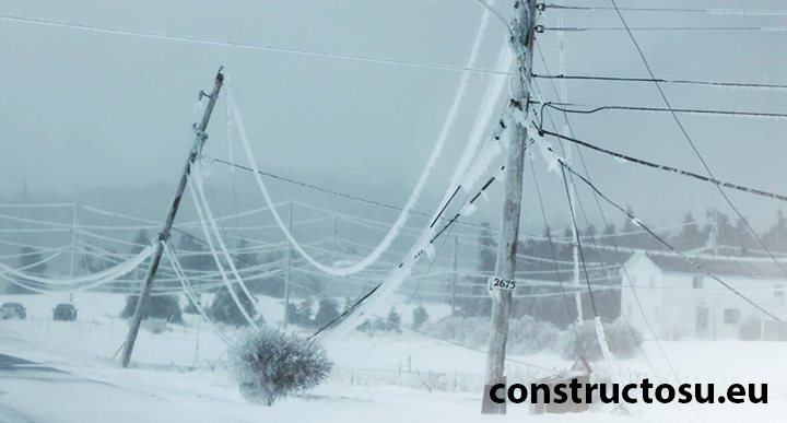 Stâlpi electrici prabușiți de gheață și încărcarea cu zăpadă