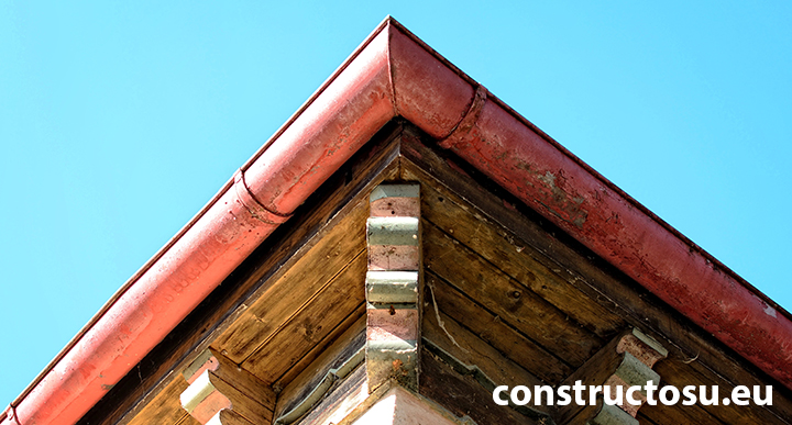 Streașină cu burlan metalic, corect executat la o clădire din perioada interbelică