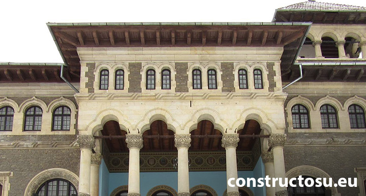 Clădire veche cu streașină mare de lemn