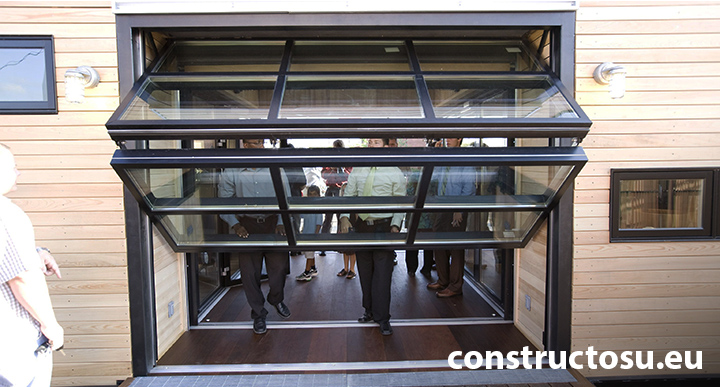 Usă de garaj cu geam, pliabilă în sus