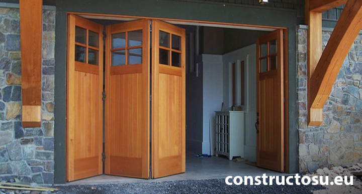 Ușă de garaj pliabilă asimetrică din lemn 