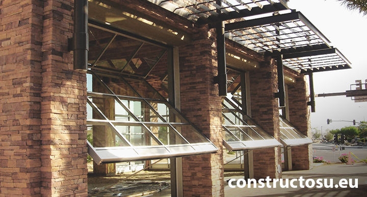 Trei uși de garaj pliabile în partea de sus spre interior