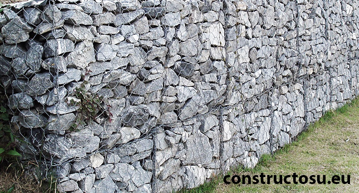 Perete din piatră și plase de oțel