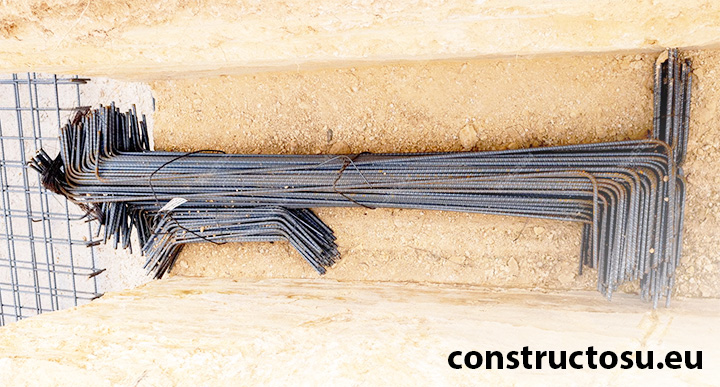 Armătură fasonată de beton, înainte de turnarea betonului pe șantier