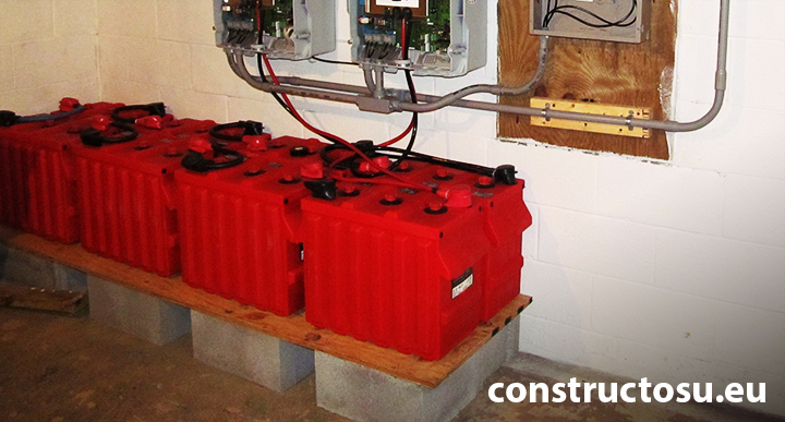 Banc de baterii de dimensiuni mici cu suport improvizat