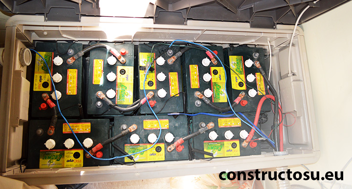 Banc mic de baterii înghesuite într-o cutie de plastic.