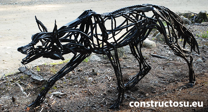 Lup - sculptură metalică de exterior, fabricată din armătură recuperată fier beton